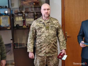 Після поранень і демобілізації  почав волонтерити