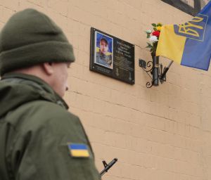 Він бачить кожного... з меморіальної дошки