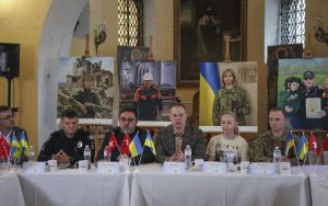 «Герої у мистецтві»: у Києві презентували проєкт про українців, які, ризикуючи життям, продовжують працювати задля Перемоги