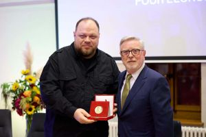 Русланові Стефанчуку у межах офіційного візиту до Швейцарії вручили медаль Фонду Жана Моне