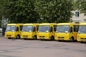 До Дня Європи громади Хмельниччини отримали нові шкільні автобуси