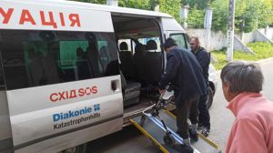 Дедалі більше людей старшого віку та з інвалідністю, які вимушено покинули свої домівки через війну, знаходять прихисток по всій Україні