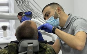 Як ветерани та ветеранки можуть отримати безплатну послугу зуболікування та протезування