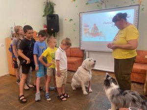 У бібліотеці імені Олеся Гончара провели черговий сеанс каністерапії для дітей