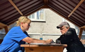 Тисячі кроків до світла: мешканці Мирнограда йдуть пішки, щоб врятуватися