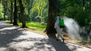 У Києві стартували осінні обробки парків від кліщів