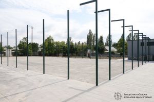У Запоріжжі будують сучасні спортивні майданчики біля «підземних» шкіл