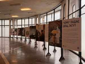 У київському метро відкрили виставку «Чому падає дощ, тату?» до Всесвітнього дня дитини