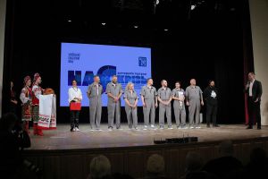 У Чернігівській обласній філармонії презентували виставу «НАСскрізь» за участю ветеранів Хмельниччини