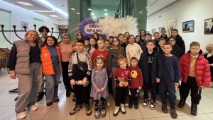 Юні переселенці з Херсонщини відвідали музичну виставу та святкування Хануки в Одесі