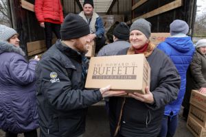 Благодійники забезпечують гуманітарною допомогою жителів Донеччини