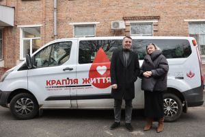 Вінницький центр крові отримав автомобіль для виїзного забору донорської крові