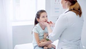 Коли горло болить не вперше — як зрозуміти, що відбувається з мигдаликами дитини