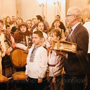 Українські діти минулих вихідних вручили спікеру Парламенту Естонії Ейкі Нестору «Книгу Добра»