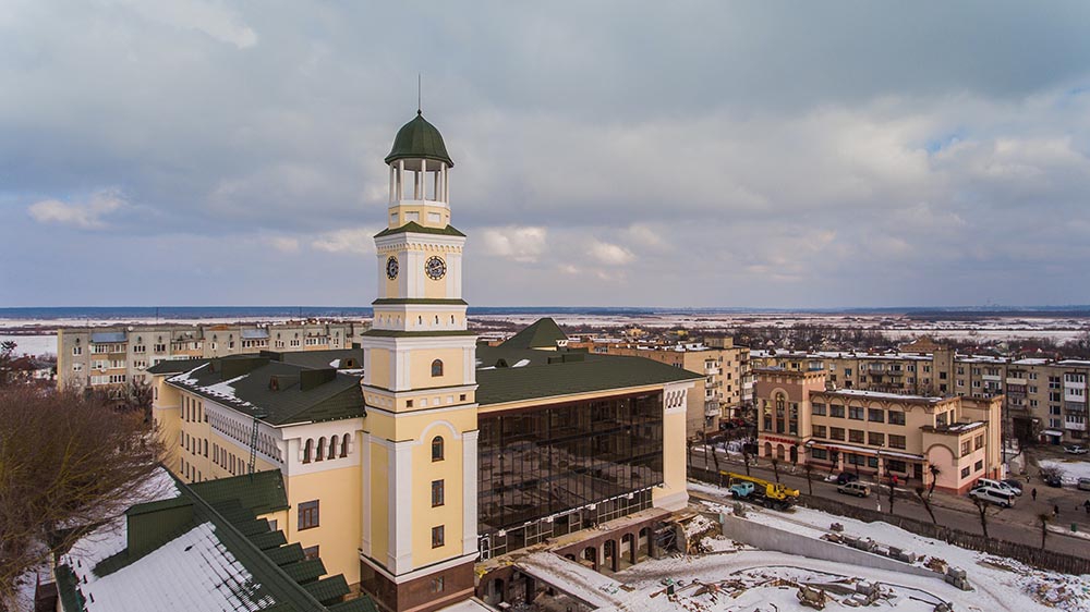 На вежі нового корпусу НУ «Острозька академія» встановили годинники