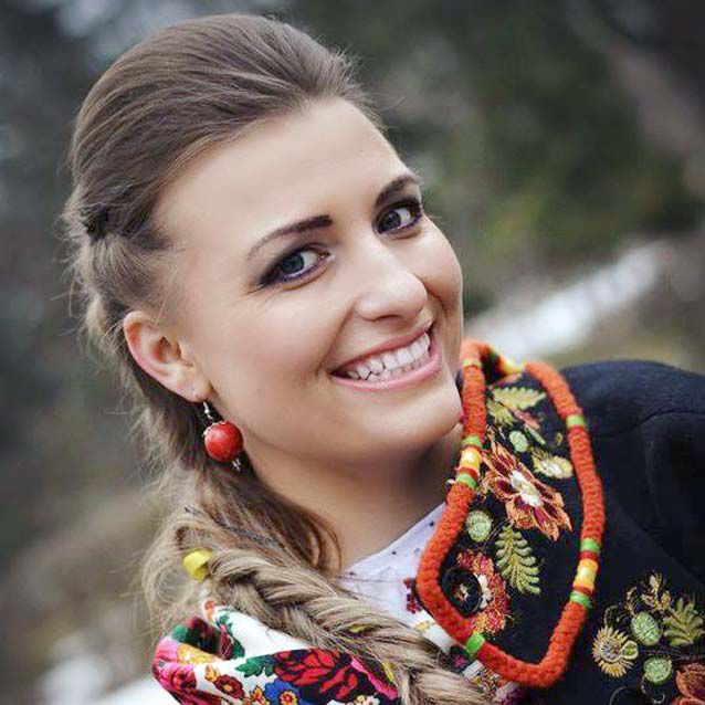 Співає від щастя