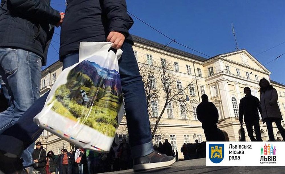 Супермаркети проведуть один день без поліетилену