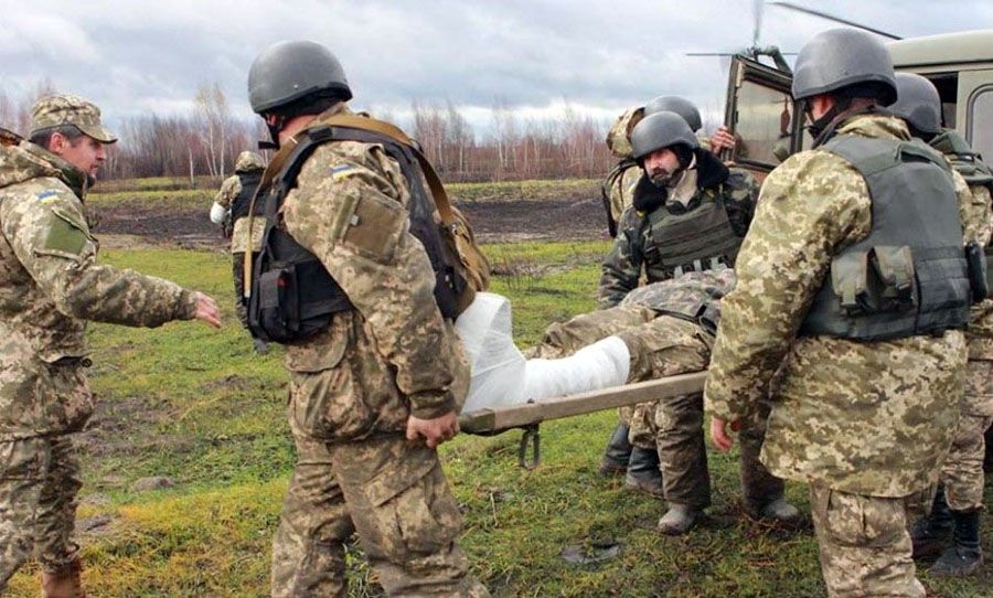Загострення на фронті: поранено вісьмох військових
