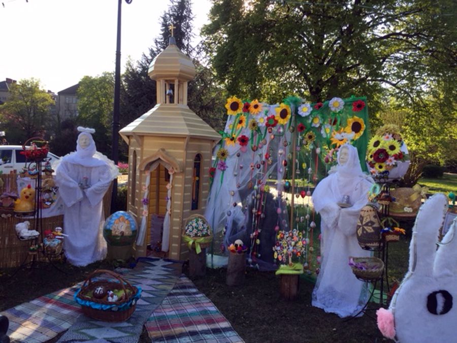 Розквітли писанками дерева
