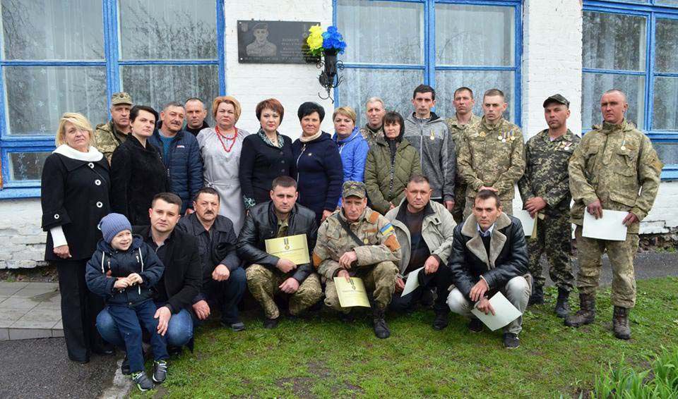 Меморіальна дошка на честь Героя