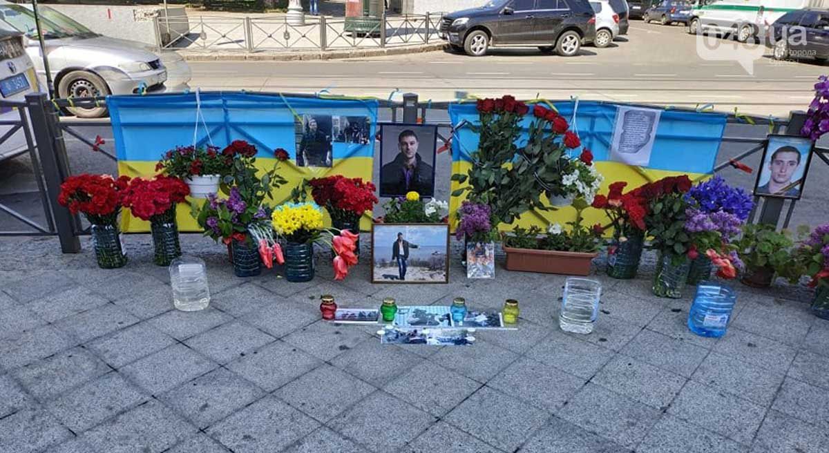 Сльози, свічки, квіти...