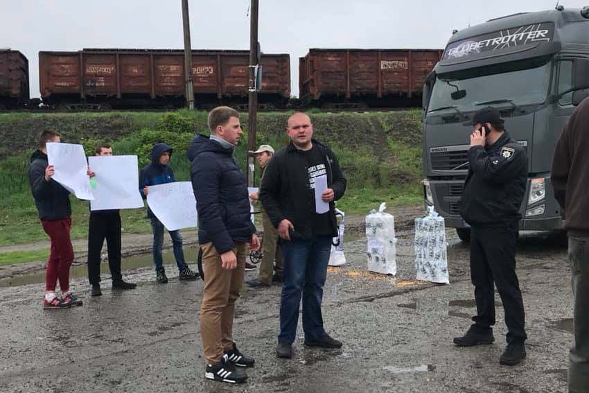 Містяни перекрили дорогу
