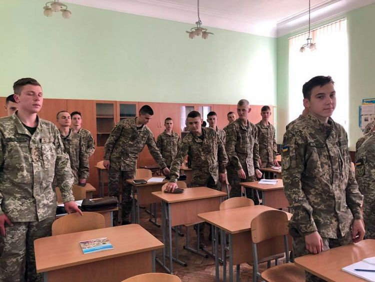 Жінки мають право нарівні з чоловіками навчатися у військових закладах