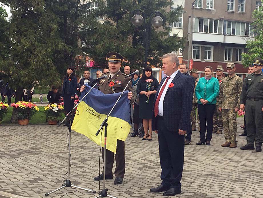 Передали бойове знамено