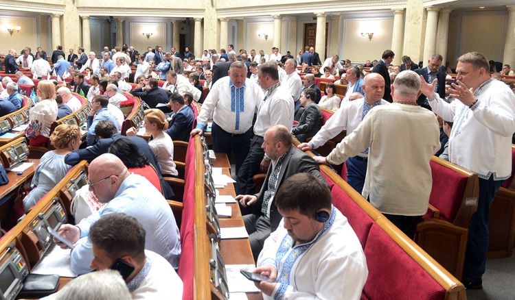 Верховна Рада відтермінувала на три місяці  запровадження штрафів для нерозмитнених «євроблях»
