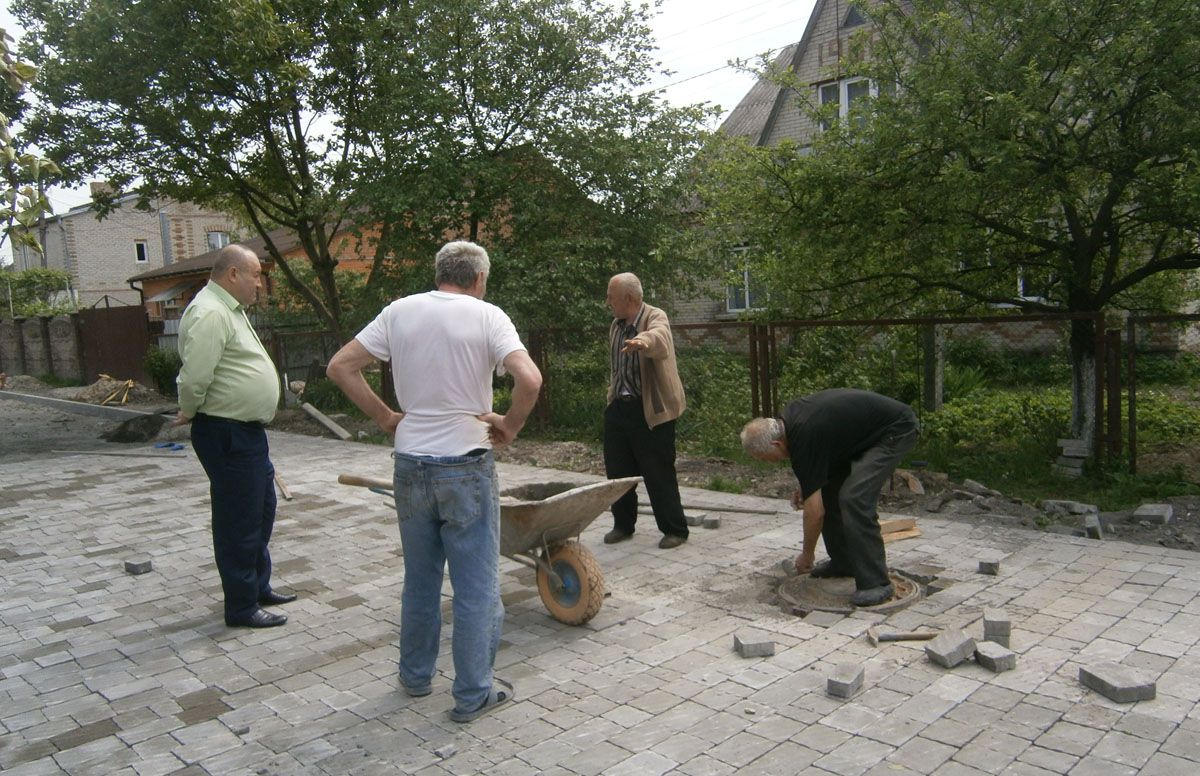 Асфальт замінюють на бруківку