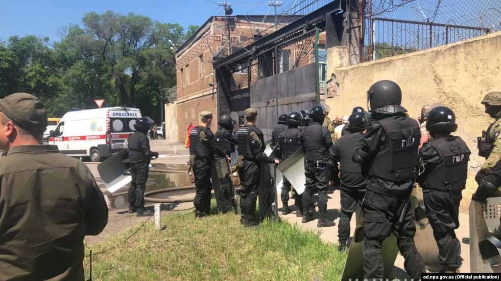 В’язні відпустили заручників