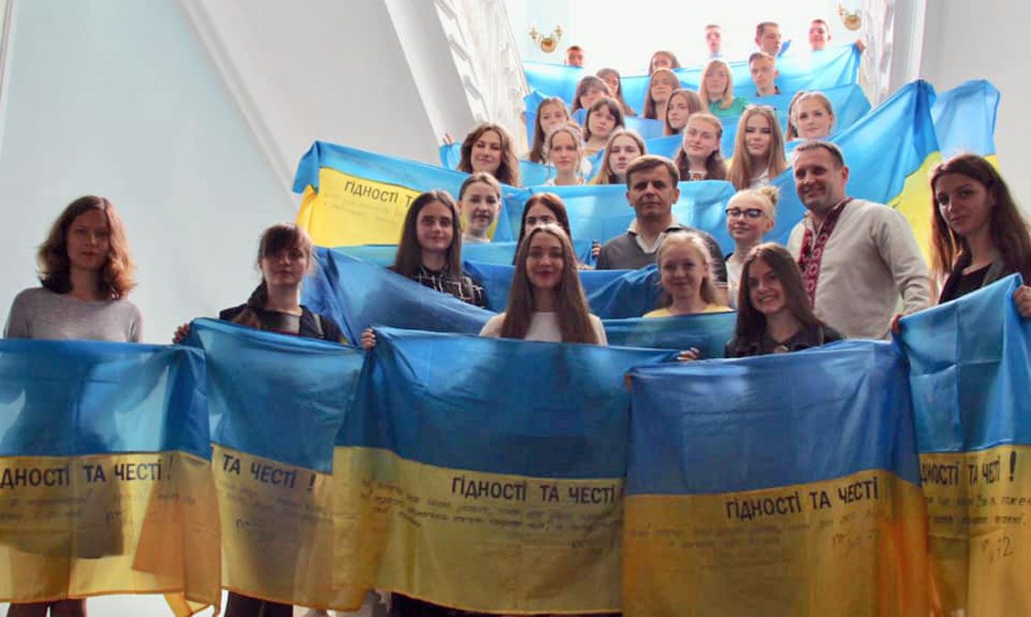 Прапори із побажаннями захисників передали учням