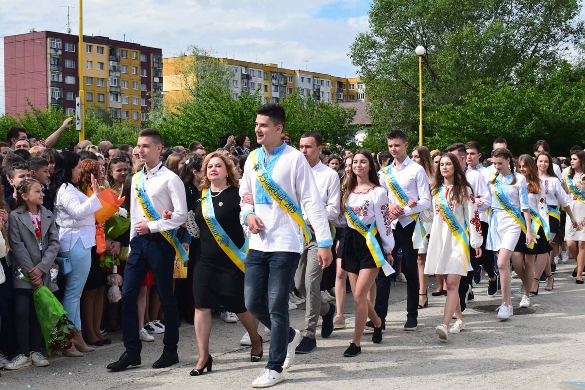 У школах Ужгорода пролунав останній дзвоник