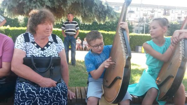 Сесію Черкаської обласної пікетували... юні бандуристи