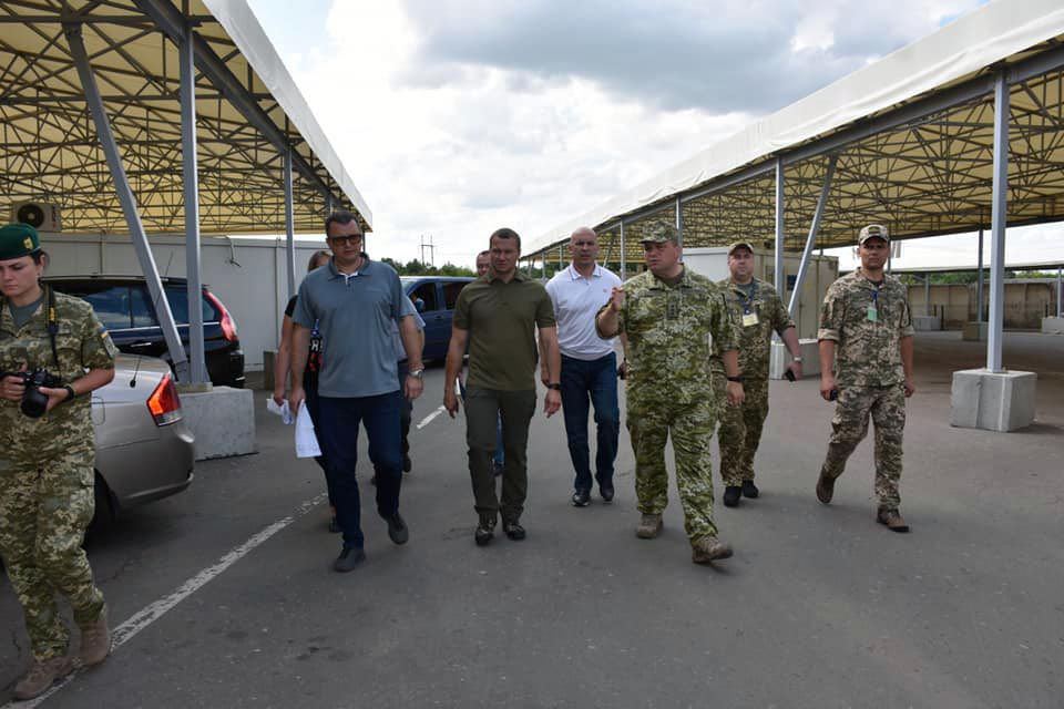 Необхідно забезпечити гідні та комфортні умови перетину лінії розмежування