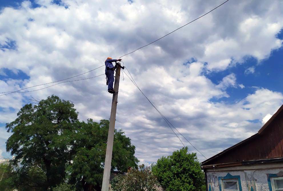 У Катеринівці звикли ремонтувати під прицілом снайперів