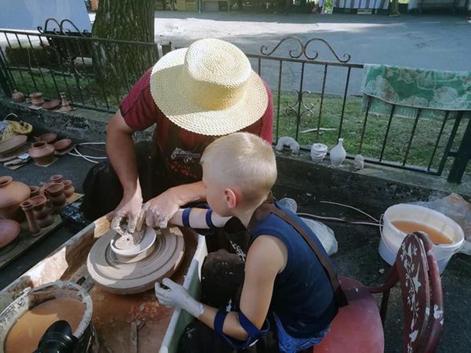 Не святі горшки ліплять