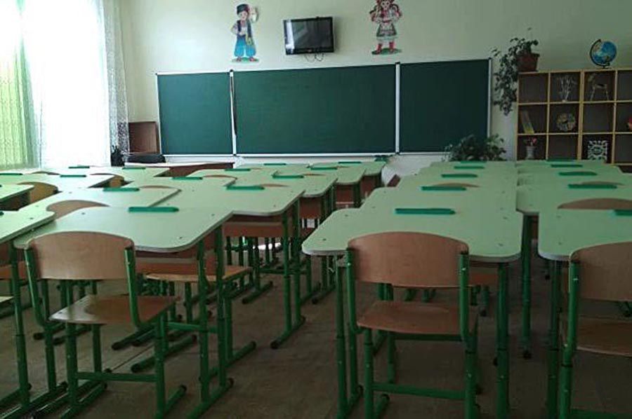 Першачки вже з новими меблями