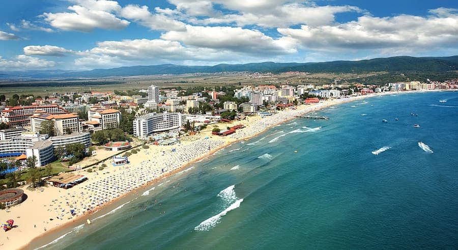 Болгарія: Що буває, коли пляжна парасолька стає розкішшю