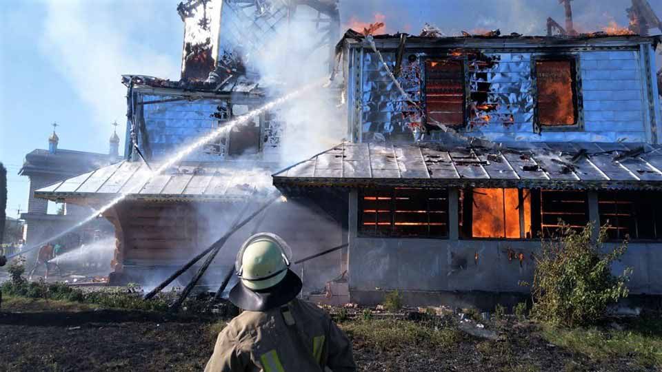 Зі згорілого храму врятували тільки чашу