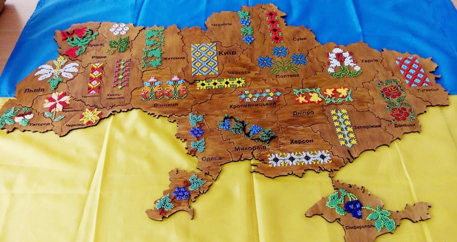 Бісер на дерев’яній мапі