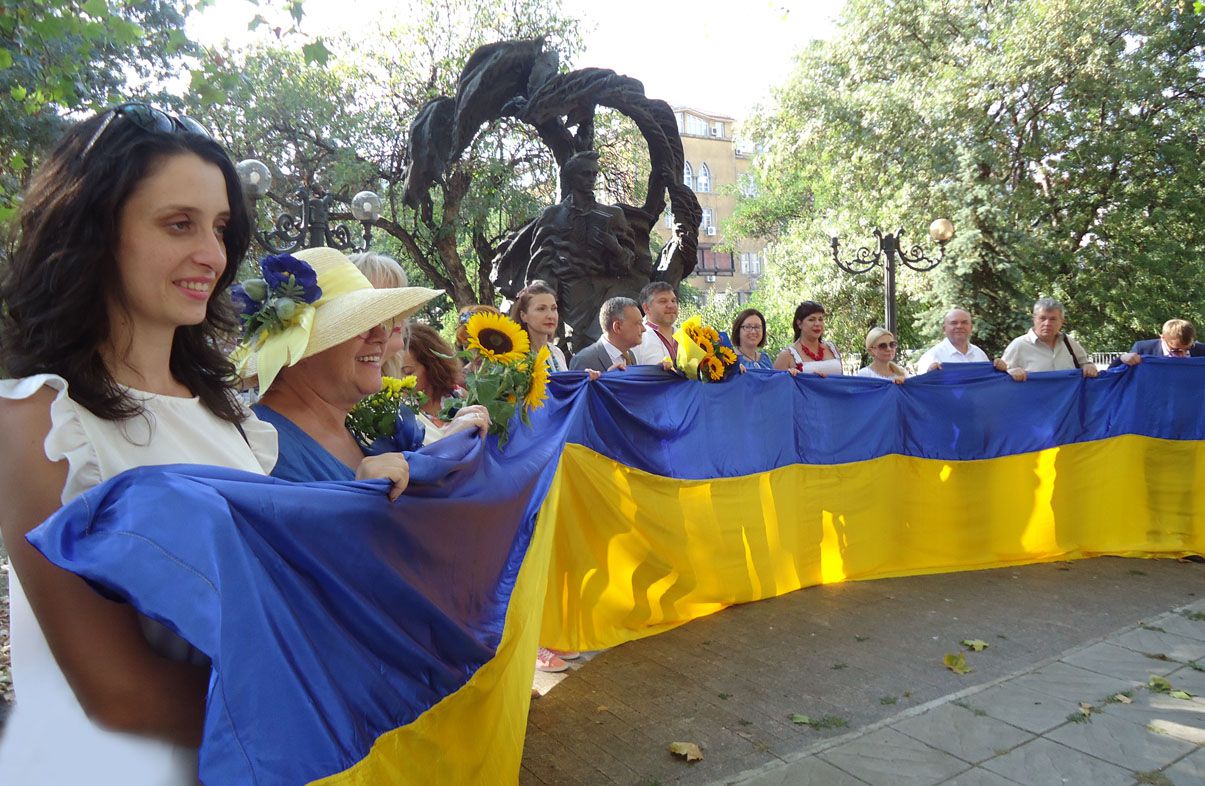 Із цим прапором фотографувалися воїни,  які приїжджали до Болгарії на лікування
