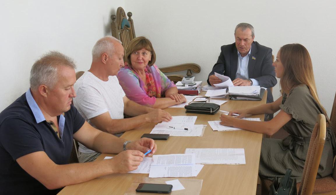 Місцеві громади мають заробляти, а не просити