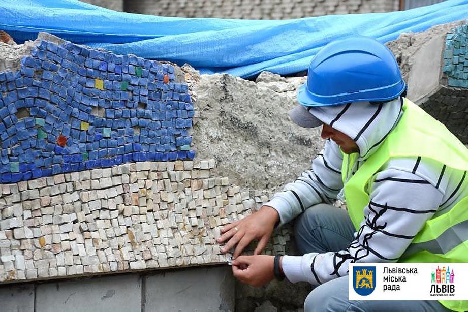 У Львові відновлюють мозаїку Володимира Патика
