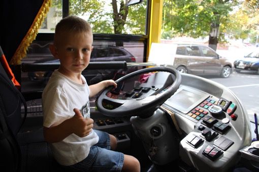 У Хмельницькому видавали паспорти і брали на роботу навіть дошкільнят