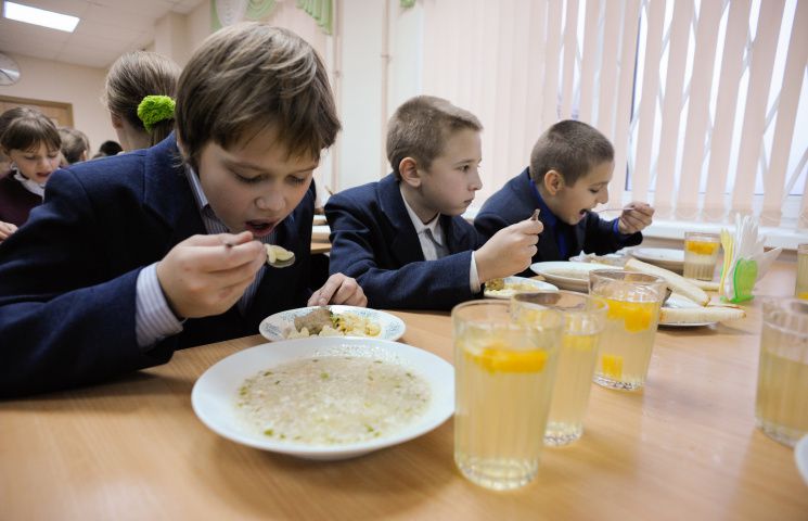 За обіди у шкільный їдальні розраховуються карткою
