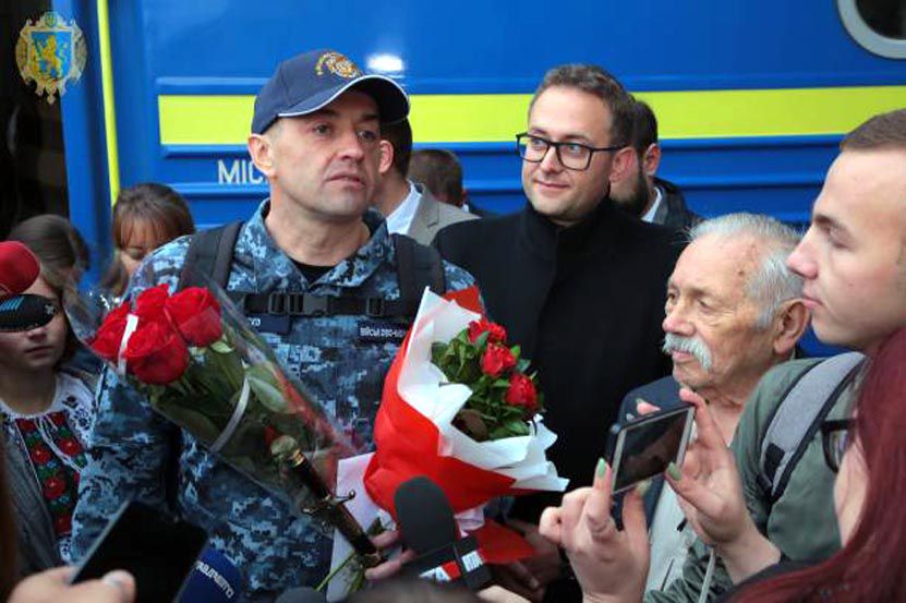 Бранцю Кремля Андрію Оприску подарували вишиванку