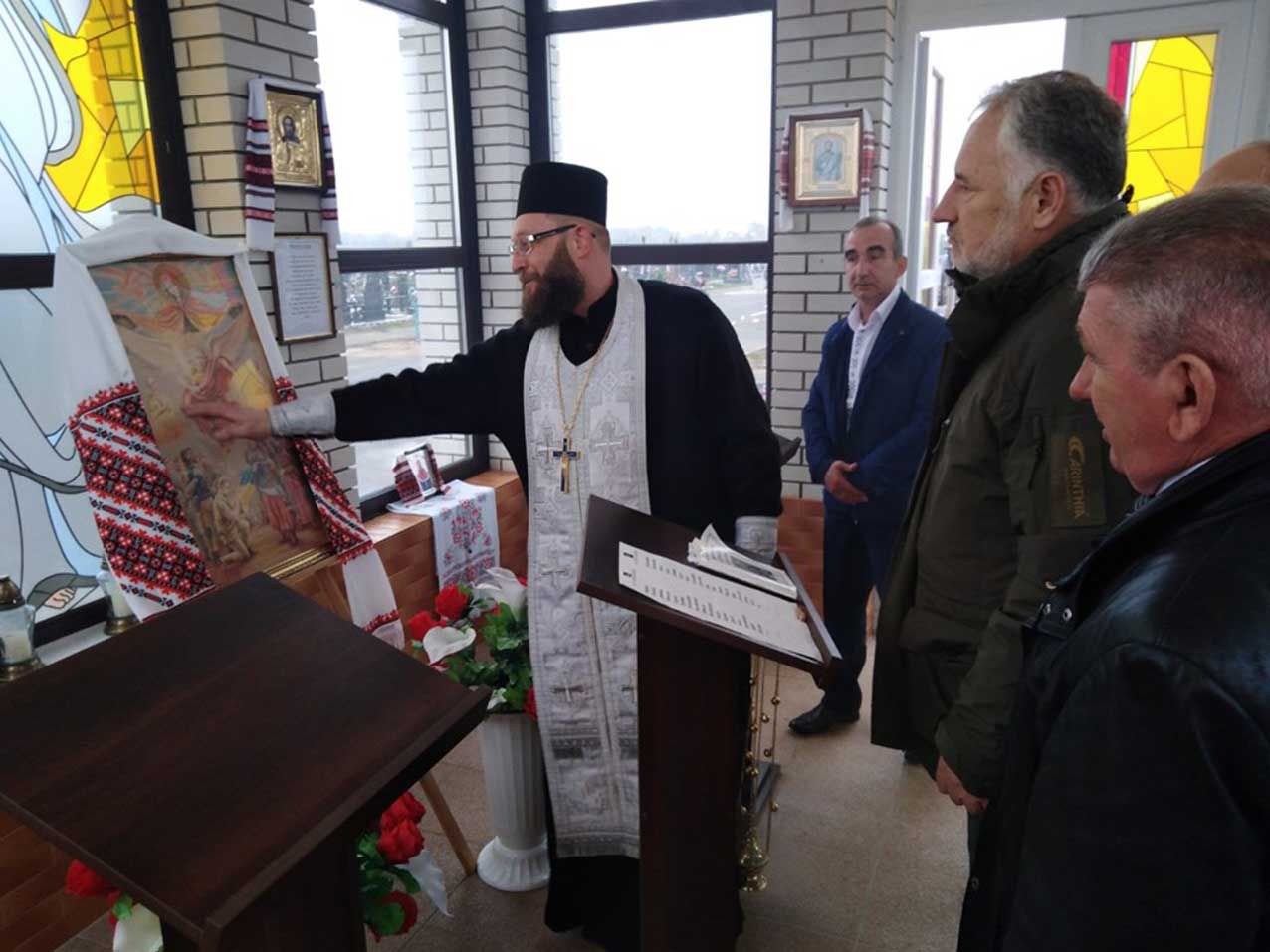 «Батьківське серце» поруч із хрестиком