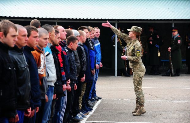 Навесні юнаків хочуть знову призивати на строкову службу з 18 років
