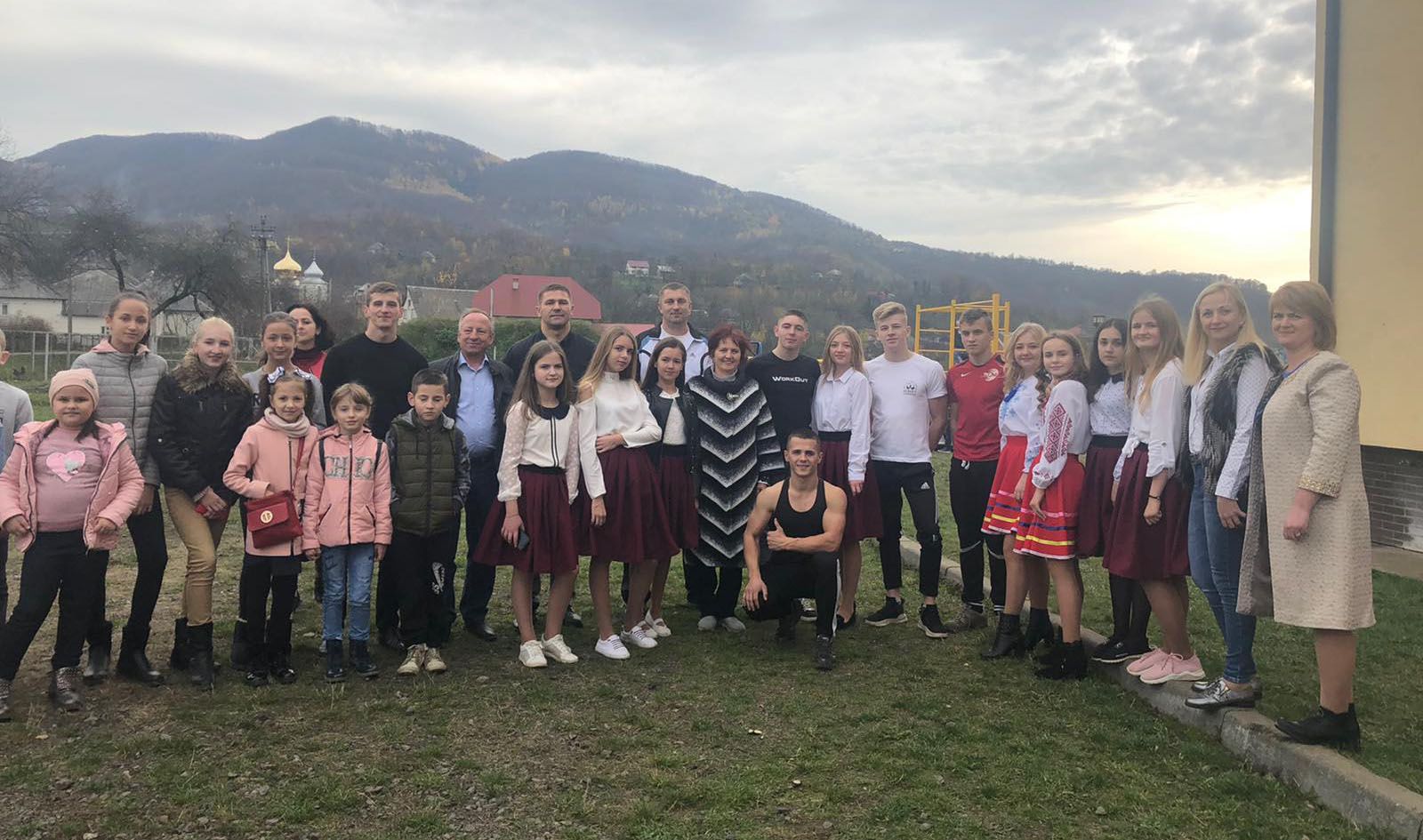 На подвір’ї Луківської школи брати Станко відкрили ігровий майданчик